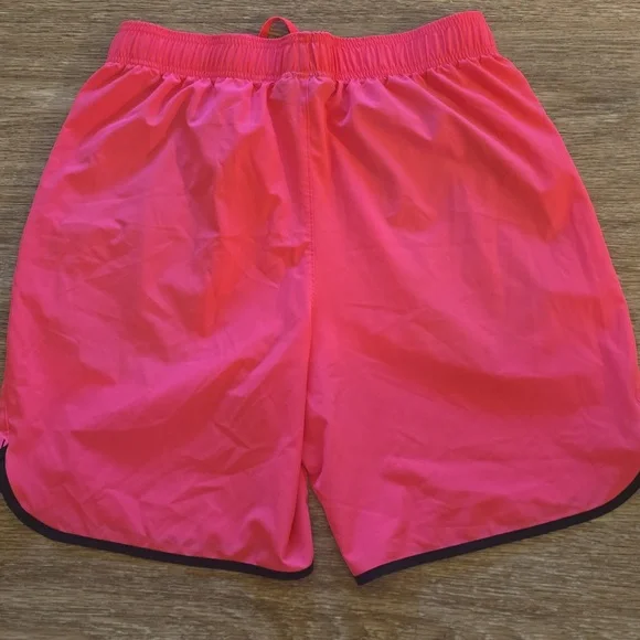 Mens pink Under Armour polyester shorts. - Picture 4 of 4